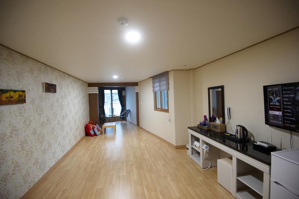 Dorcas Tourist Hostel Tongyeong Eksteriør billede
