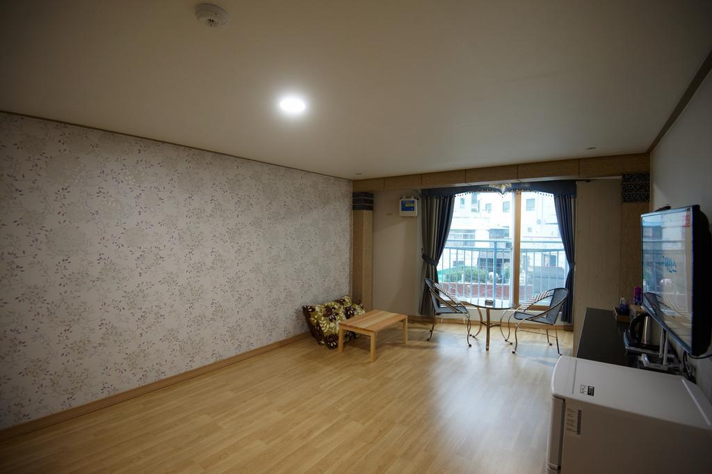 Dorcas Tourist Hostel Tongyeong Eksteriør billede